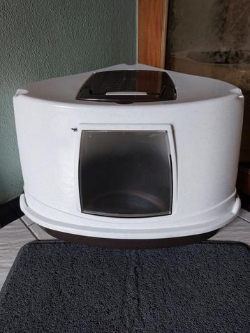 Kattenbak hoekmodel 40x40x65cm. Met gratis opvang-mat? beschikbaar voor biedingen