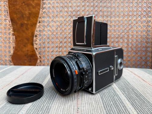 Nieuwstaat Hasselblad 501CM + Carl Zeiss Planar 80mm CFE, Audio, Tv en Foto, Fotocamera's Analoog, Zo goed als nieuw, Ophalen of Verzenden