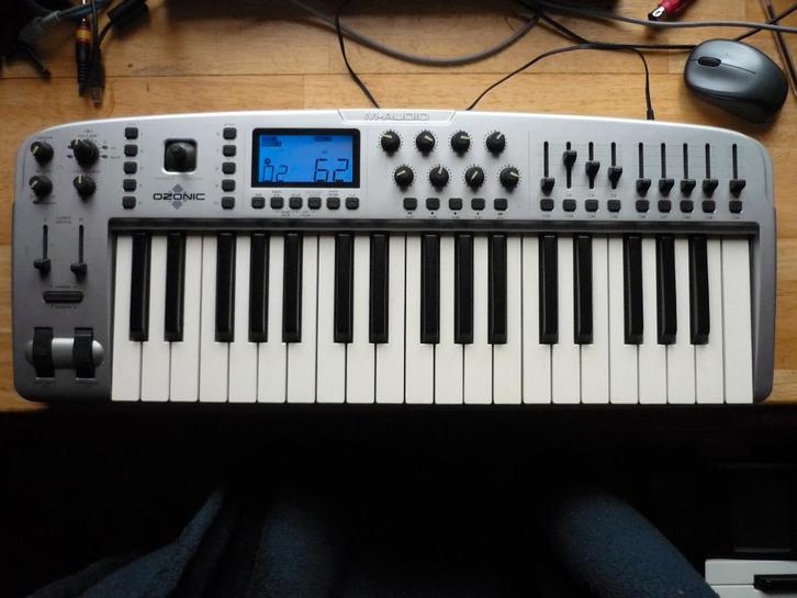 M-audio  Ozonic, Musique & Instruments, Équipement Midi, Utilisé, Enlèvement ou Envoi