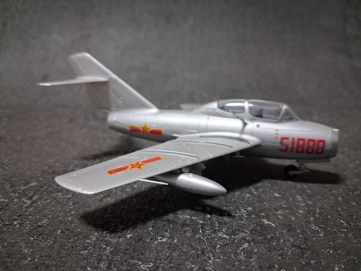 Modèle réduit  Mig 15 UTI 1/72. Rép. de Chine., Hobby en Vrije tijd, Modelbouw | Vliegtuigen en Helikopters, Zo goed als nieuw