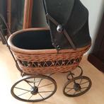 Oude kinderwagen met riet. Mooi als decoratie. 50 euro., Antiek en Kunst, Ophalen