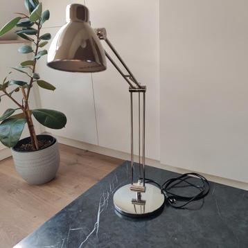 Desk lamp beschikbaar voor biedingen
