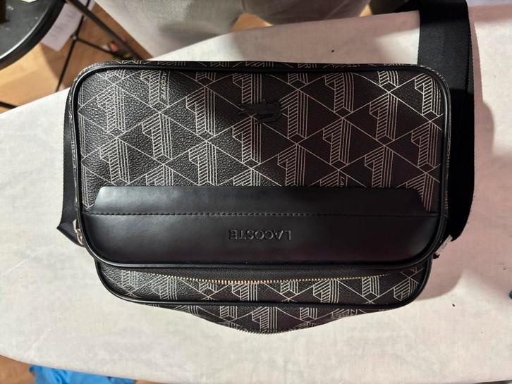 Sacoche Lacoste Monogramme – Noir/Gris – Bruxelles, Handtassen en Accessoires, Tassen | Schoudertassen, Gebruikt, Overige merken