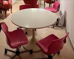 Table ronde blanche + 4 chaises design roses, Enlèvement, Comme neuf