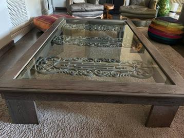 Unieke salontafel – glas, eikenhout & oud Frans smeedijzer beschikbaar voor biedingen