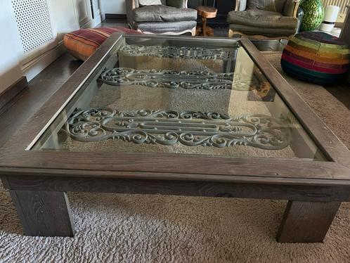 Unieke salontafel – glas, eikenhout & oud Frans smeedijzer, Huis en Inrichting, Tafels | Salontafels, Ophalen