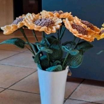Handige gemaakt zonne bloemen en rozen beschikbaar voor biedingen