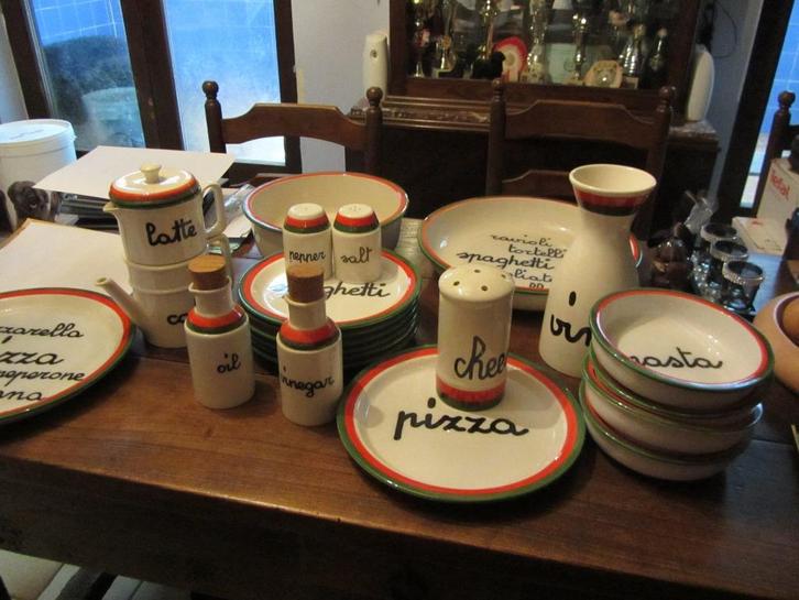 Service de table fait main en porcelaine d'Italie, Maison & Meubles, Cuisine | Vaisselle, Porcelaine, Enlèvement ou Envoi