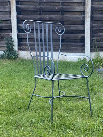 8 Gietijzeren tuinstoelen met bijpassende kussens beschikbaar voor biedingen