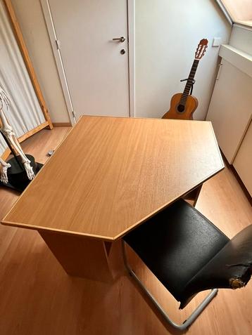GRATIS af te halen kinderbureau beschikbaar voor biedingen