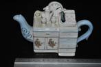 Petite théière porcelaine forme de meuble de cuisine ancien, Antiquités & Art, Enlèvement ou Envoi