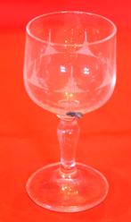 verre a liqueur taillé ligne sur pied guioché ( 28), Enlèvement ou Envoi