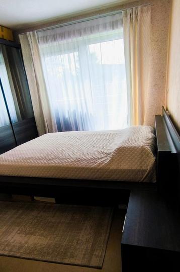Tweepersoonsbed met nactkastjes, Enlèvement