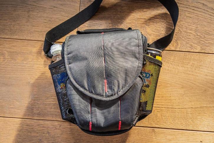 Cameratas Fototas Draagtas Hama Canberra zwart met rood, Audio, Tv en Foto, Foto | Cameratassen, Zo goed als nieuw, Schoudertas