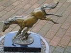bronzen paard gesigneerd op marmer (de sprong)..., Antiek en Kunst, Ophalen of Verzenden, Brons
