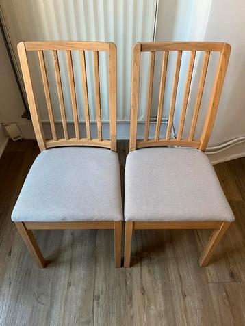 EKEDALEN houten en grijze stoelen beschikbaar voor biedingen