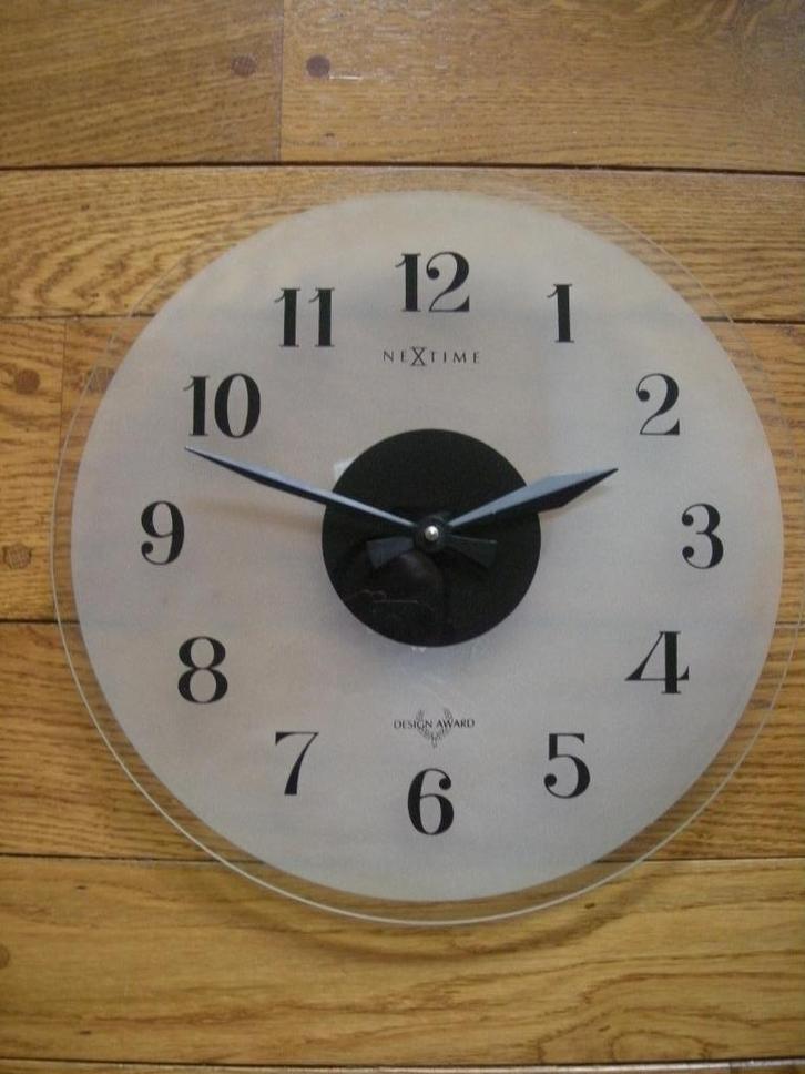 Wandklok NeXtime in glas - design award, Huis en Inrichting, Woonaccessoires | Klokken, Zo goed als nieuw, Wandklok, Analoog, Ophalen of Verzenden