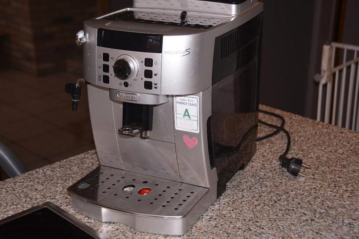 DeLonghi Magnifica - Machine à café entièrement automatique, Electroménager, Cafetières, Utilisé, Café moulu, Café en grains, Machine à espresso