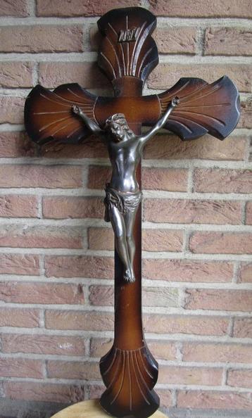 allerlei antieke religieuze voorwerpen beschikbaar voor biedingen