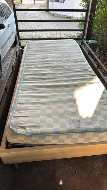Bed met matras voor één persoon  beschikbaar voor biedingen
