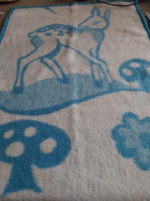 Couverture enfant bleu-blanc dessin faon, Kinderen en Baby's, Kinderkamer | Beddengoed, Zo goed als nieuw, Deken of Dekbed, Blauw