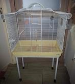 Grote vogelkooi te voet met complete accessoires, Verzenden