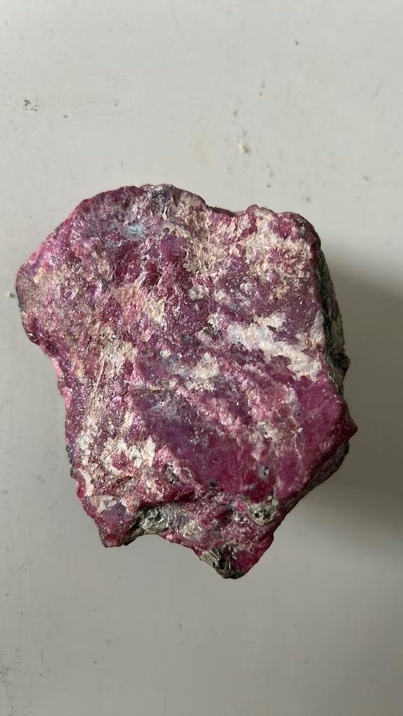 échantillon d’un rubis brut dans sa gangue minérale, Collections, Minéraux & Fossiles, Minéral, Enlèvement ou Envoi