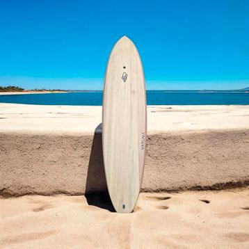 Prachtig surfboard handgemaakt uit balsa hout beschikbaar voor biedingen