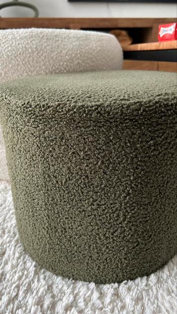 Te koop kleine groene boucle poef . beschikbaar voor biedingen