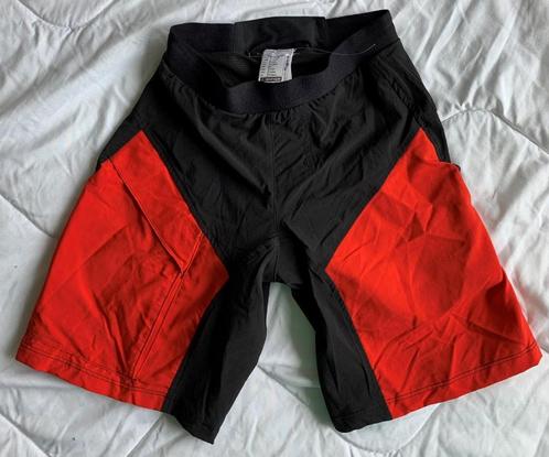 Mountainbikeshort zwart/rood 8 jaar nieuwstaat, Kinderen en Baby's, Kinderkleding | Maat 128, Nieuw, Jongen of Meisje, Sport- of Zwemkleding