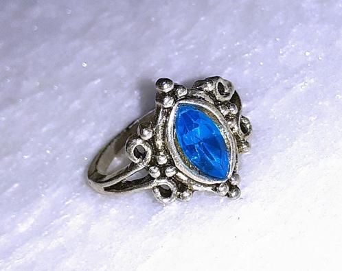 Ring zilver met blauw diamantje, Bijoux, Sacs & Beauté, Bagues, Neuf, Femme, 17 à 18, Bleu, Autres matériaux, Avec strass, Envoi