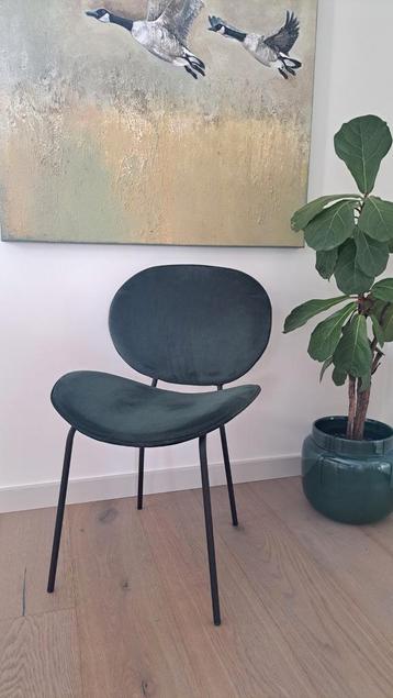 8 groene velvet stoelen met zwart onderstel beschikbaar voor biedingen