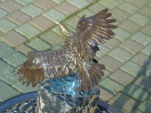 Standbeeld van een vliegende adelaar in bronskleuren en gesi, Antiek en Kunst, Antiek | Brons en Koper, Brons, Ophalen