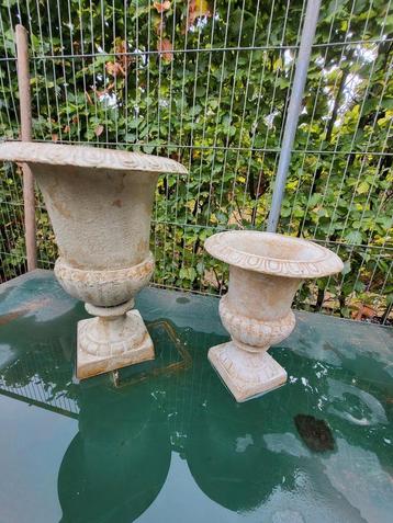 2 gietijzeren bloempotten beschikbaar voor biedingen