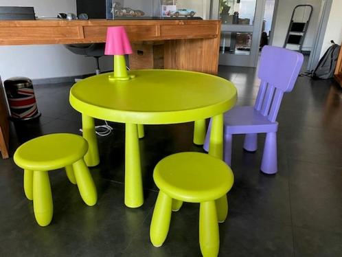 SET van kindertafel, krukjes, stoel en lamp IKEA, Enfants & Bébés, Chambre d'enfant | Tables & Chaises, Comme neuf, Table(s) et Chaise(s)
