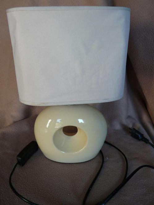 Tafellamp met voet in porselein en kunststof kap, kleur ecru, Huis en Inrichting, Lampen | Tafellampen, Gebruikt, Minder dan 50 cm