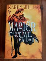 Karen Miller - Magier tegen wil en dank, Boeken, Ophalen of Verzenden, Zo goed als nieuw, Karen Miller