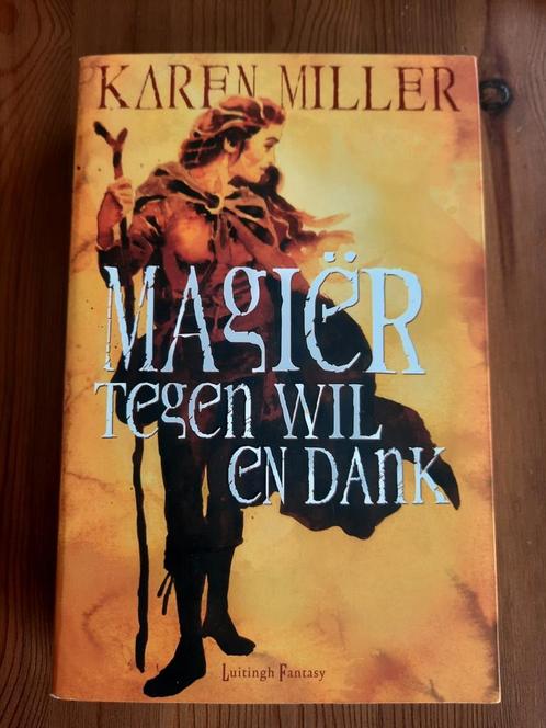 Karen Miller - Magier tegen wil en dank, Boeken, Fantasy, Zo goed als nieuw, Ophalen of Verzenden