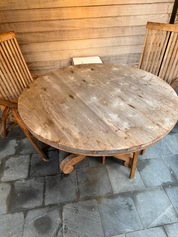 Ronde tafel beschikbaar voor biedingen
