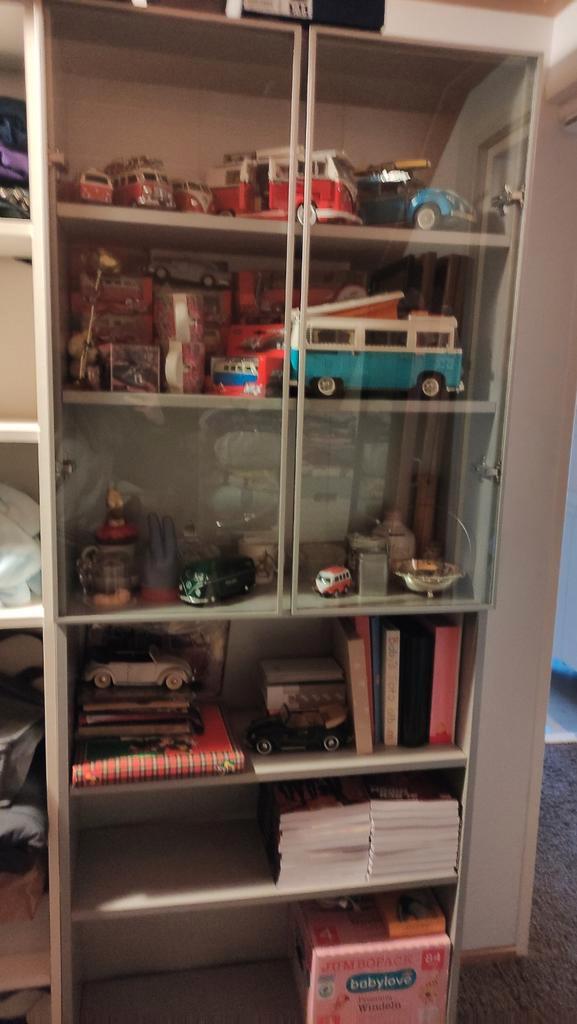 Grijze vitrine kast, Huis en Inrichting, Kasten | Boekenkasten, Gebruikt, 50 tot 100 cm, 200 cm of meer, 25 tot 50 cm, Met deur(en)