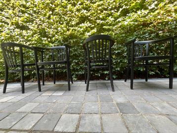 Houten stoelen beschikbaar voor biedingen