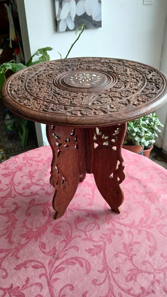 petiti table d'appoint bois exotique scuplter, Antiquités & Art, Antiquités | Meubles | Armoires, Enlèvement ou Envoi