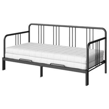 Ikea bedbank zwart Fyresdal mattassen nachtkastje hoes