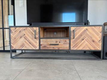 Tv meubel modern industrieel zeer goede staat 150x42x56 beschikbaar voor biedingen