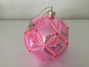 Goodwill grote felroze kerstbal Pink Ribbon beschikbaar voor biedingen
