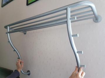 Mooie praktische kapstok voor aan de muur beschikbaar voor biedingen