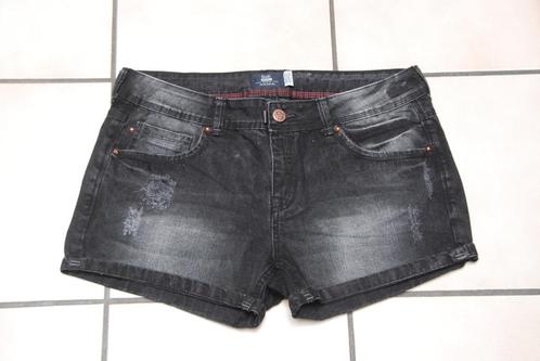 "Bershka" vervaagde zwarte jeans short T40 als NIEUW!, Kleding | Dames, Spijkerbroeken en Jeans, Zo goed als nieuw, W30 - W32 (confectie 38/40)