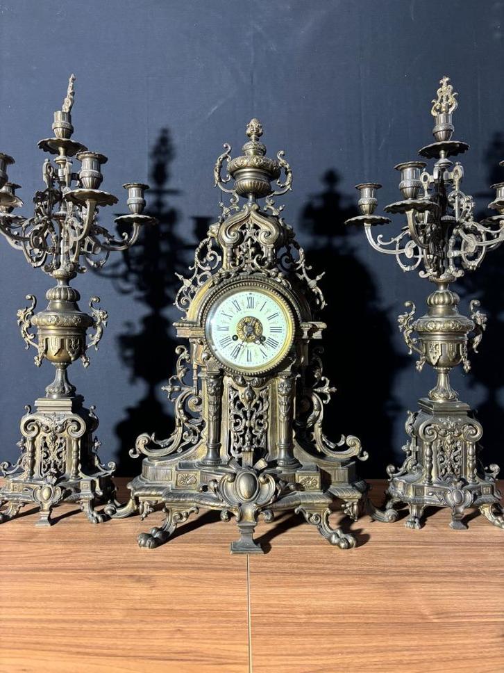 (86) Antieke Franse Bronzen Regency Pendule met Kandelaren, Antiek en Kunst, Antiek | Klokken, Ophalen of Verzenden