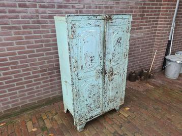 Antieke industriële ijzeren geklonken kast,  beschikbaar voor biedingen