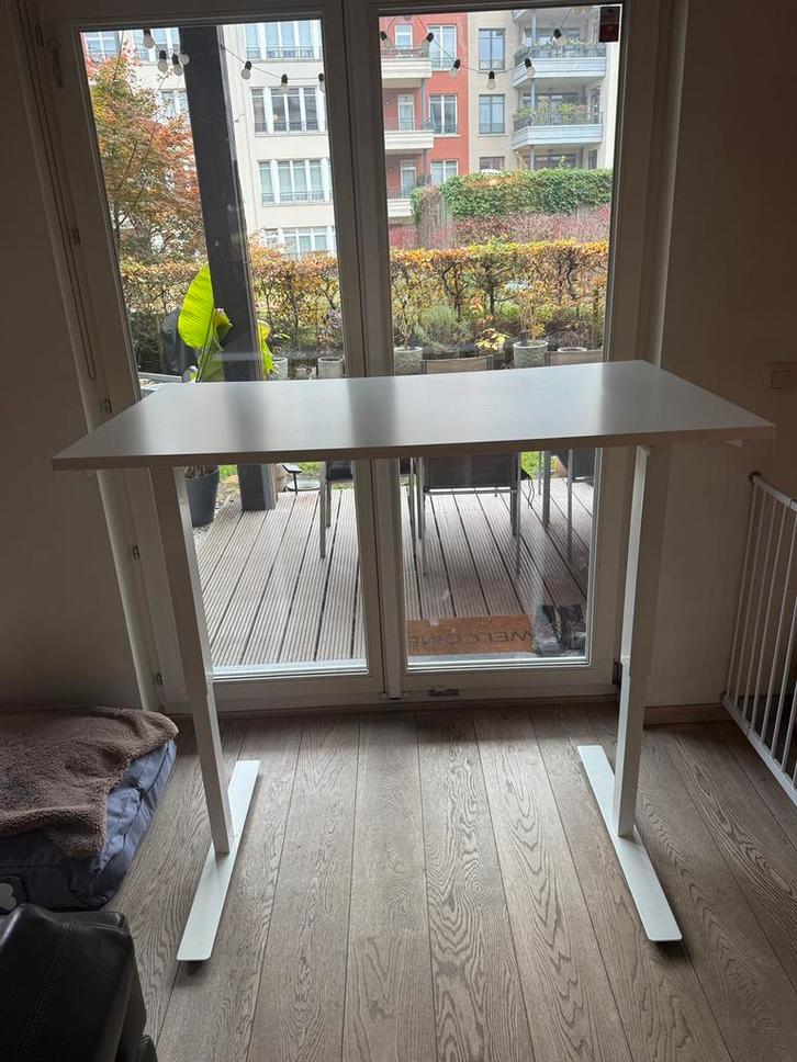 IKEA TROTTEN verstelbaar bureau — wit, perfecte staat, Huis en Inrichting, Bureaus, Bureau, In hoogte verstelbaar, Ophalen
